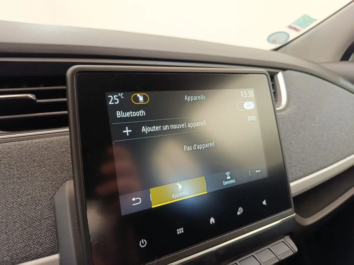 Écran tactile central du tableau de bord de la Renault ZOE blanche, affichant le menu Bluetooth.