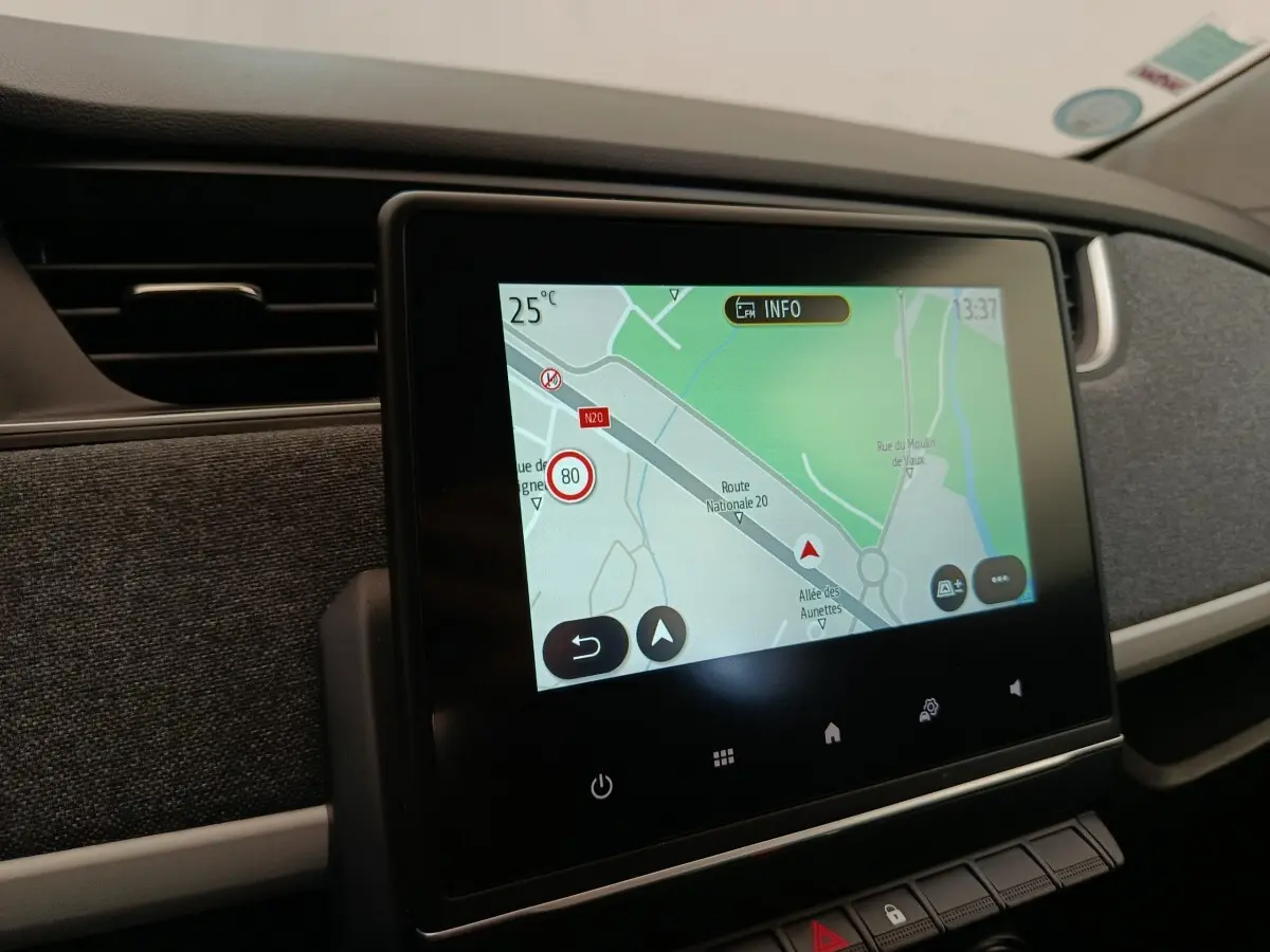 Écran tactile central affichant la navigation dans l’habitacle de la Renault ZOE blanche, version 2023.