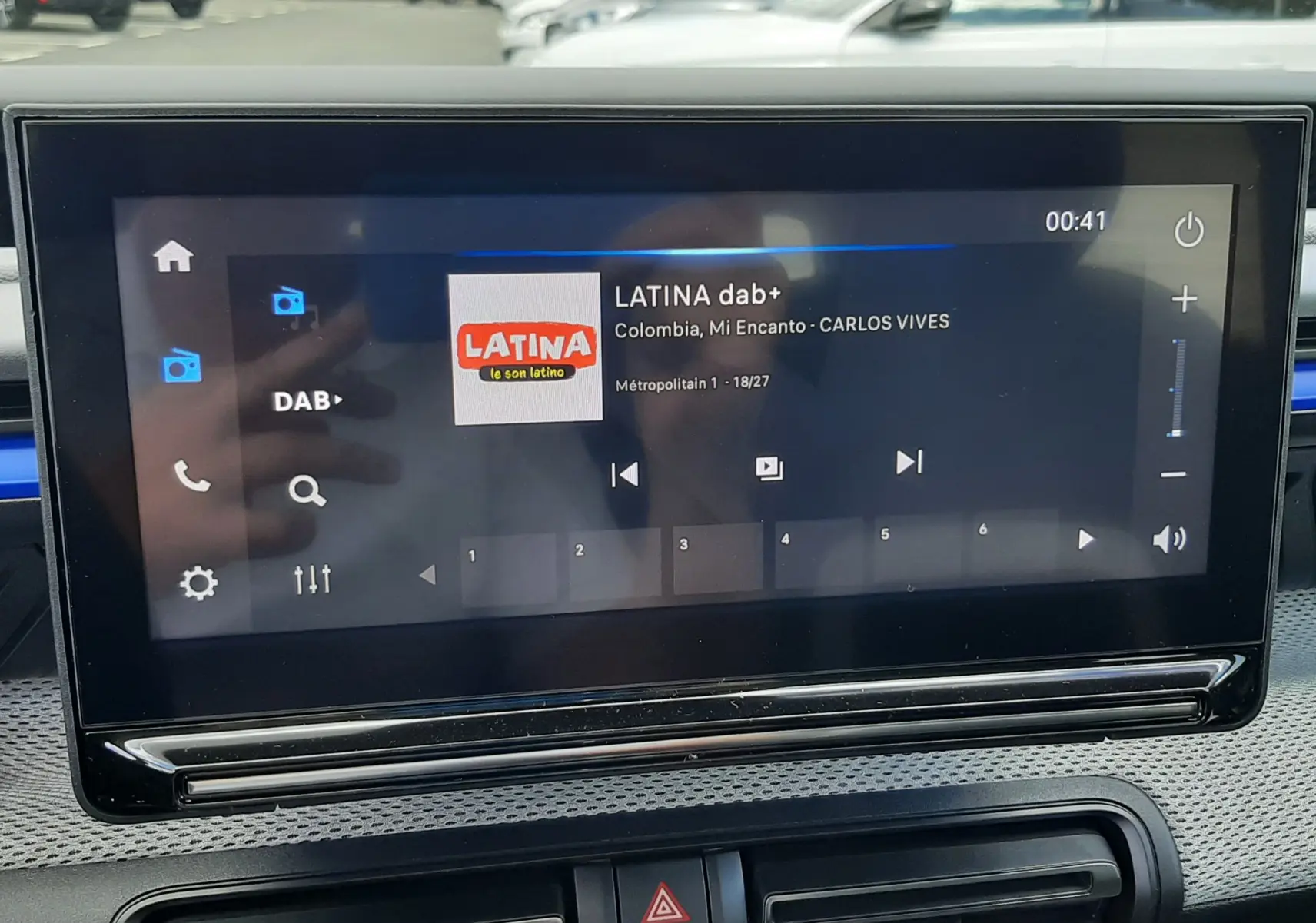 Écran tactile central du tableau de bord de la Citroën C3 Turbo 100ch Plus avec interface radio DAB affichée.