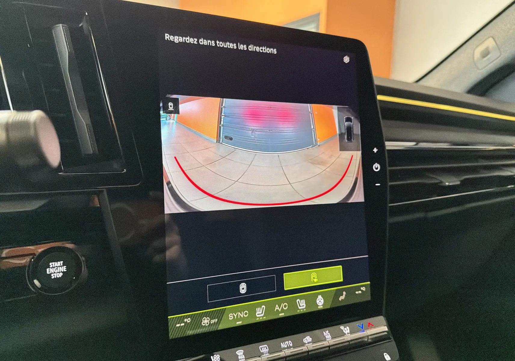 Vue intérieure du tableau de bord du Renault Austral E-Tech 200 Esprit Alpine, écran tactile affichant la caméra de recul.