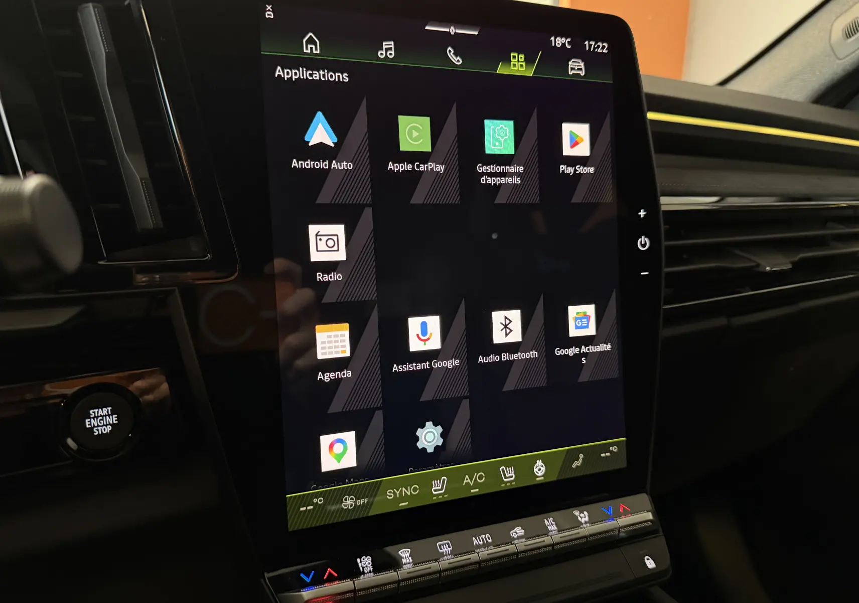 Écran tactile central vertical du Renault Austral E-Tech 200 Esprit Alpine, affichant les applications connectées.