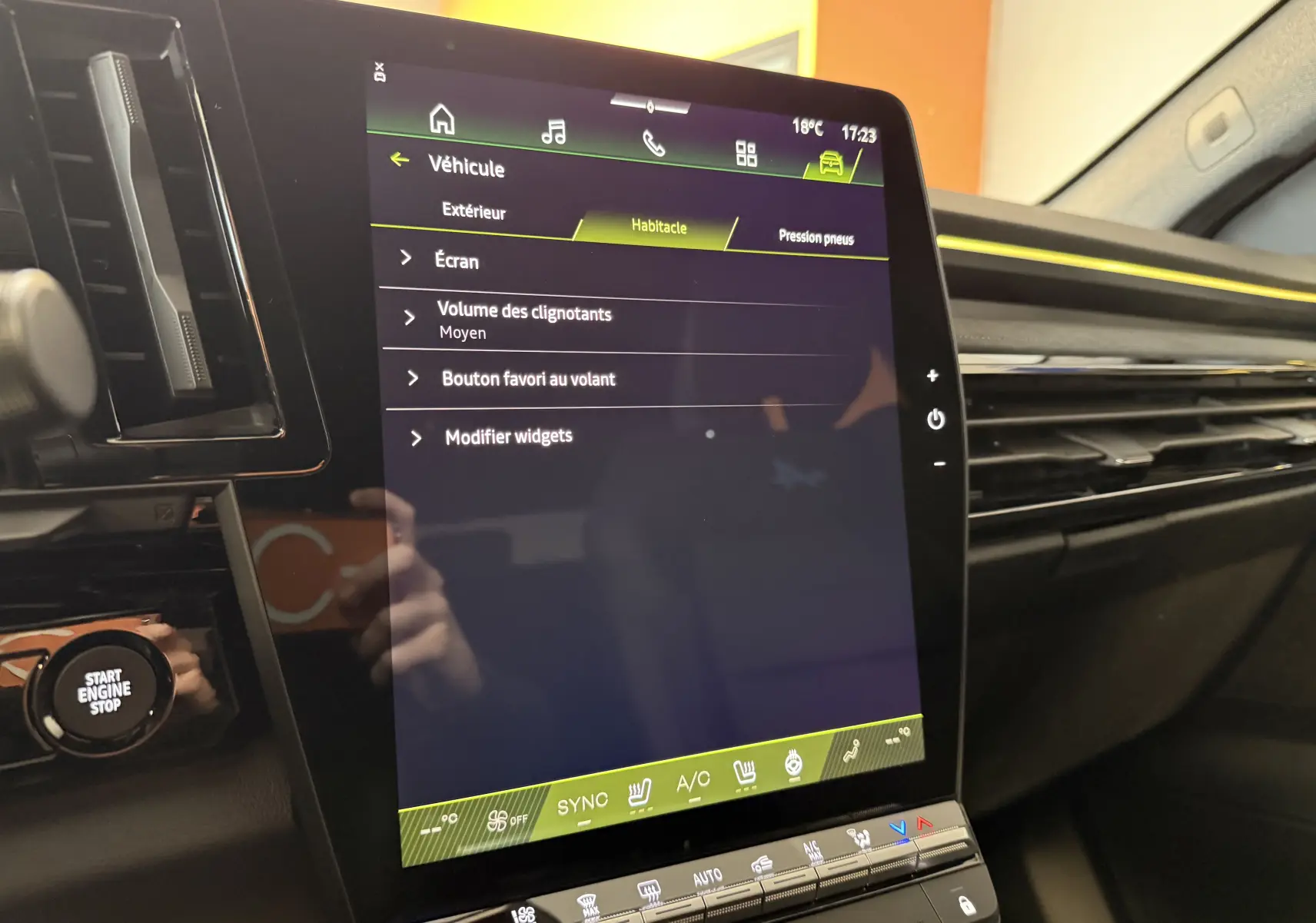 Vue rapprochée de l’écran tactile central du Renault Austral E-Tech 200 Esprit Alpine, intérieur noir avec détails verts.