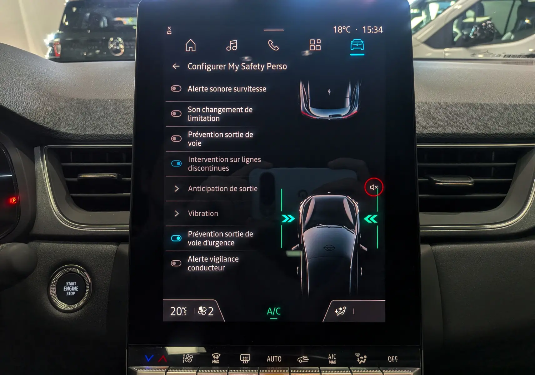 Écran tactile central du Renault Captur E-TECH 2025 montrant les options d'aide à la conduite et sécurité.
