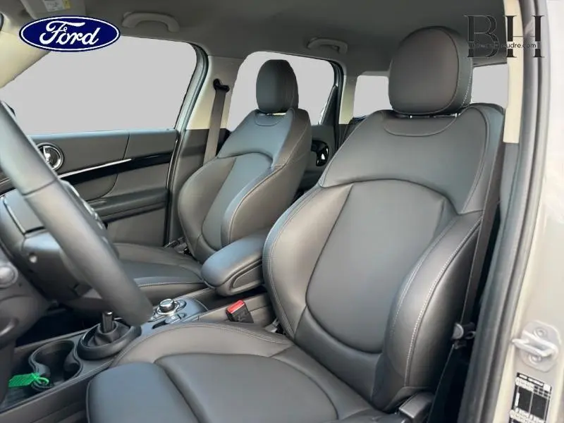 Intérieur vue côté droit du MINI COUNTRYMAN 2023 Melting Silver III, sièges sport en similicuir Carbon Black.