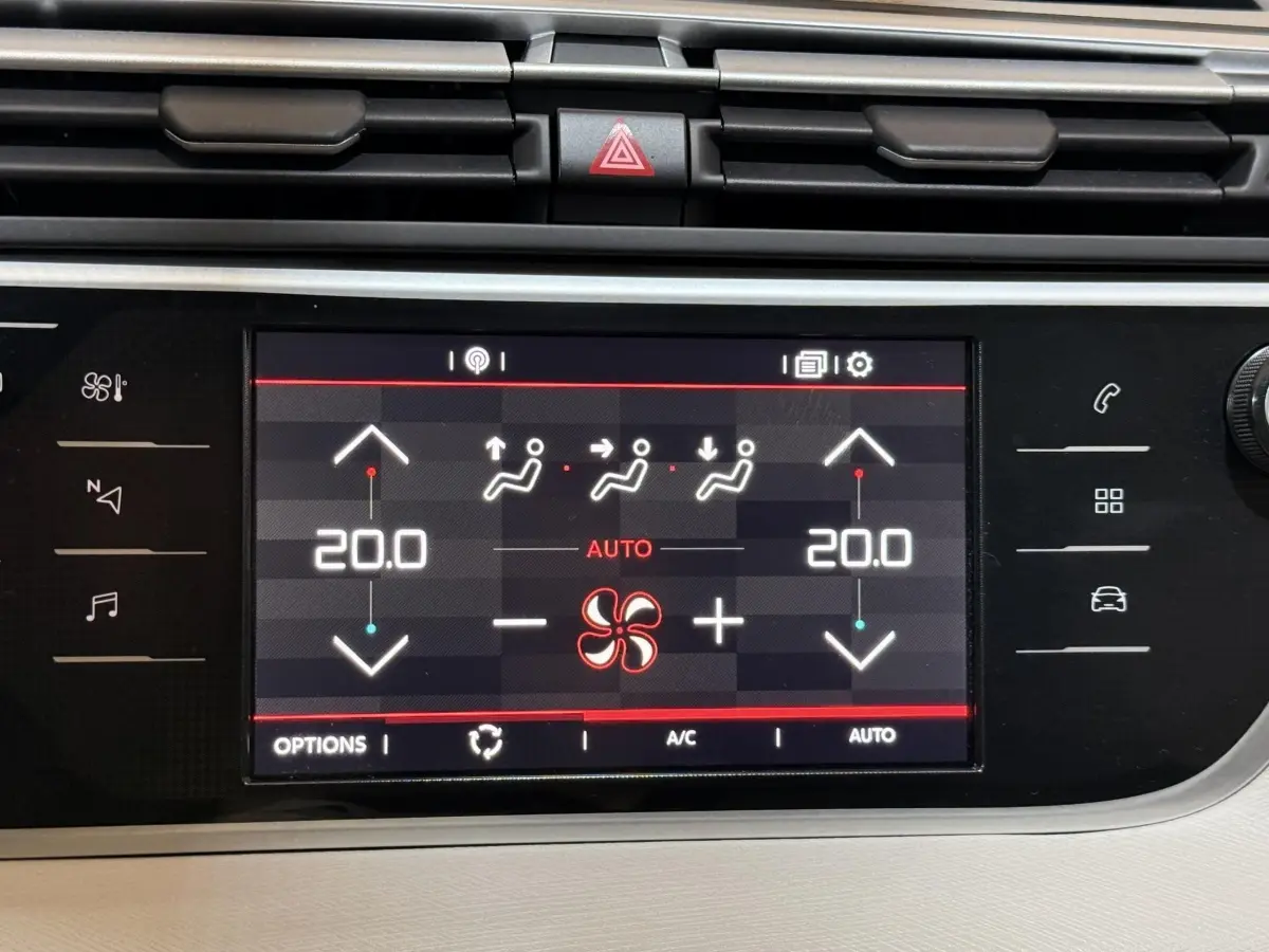 Écran tactile central de la climatisation affichant 20°C en mode automatique dans un Citroën C4 Spacetourer noir.