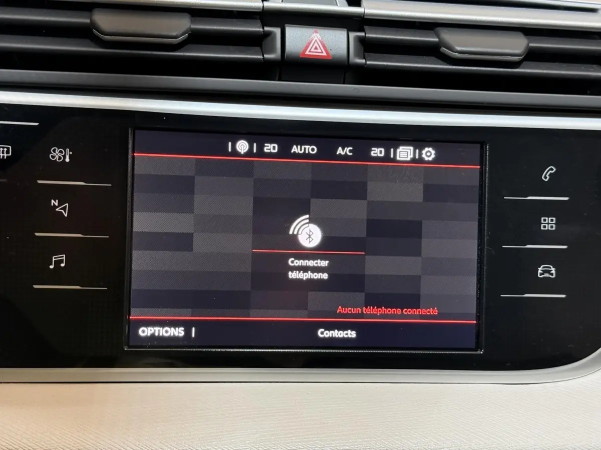 Écran tactile central affichant la connexion Bluetooth dans l’habitacle clair du Citroën C4 Spacetourer noir.