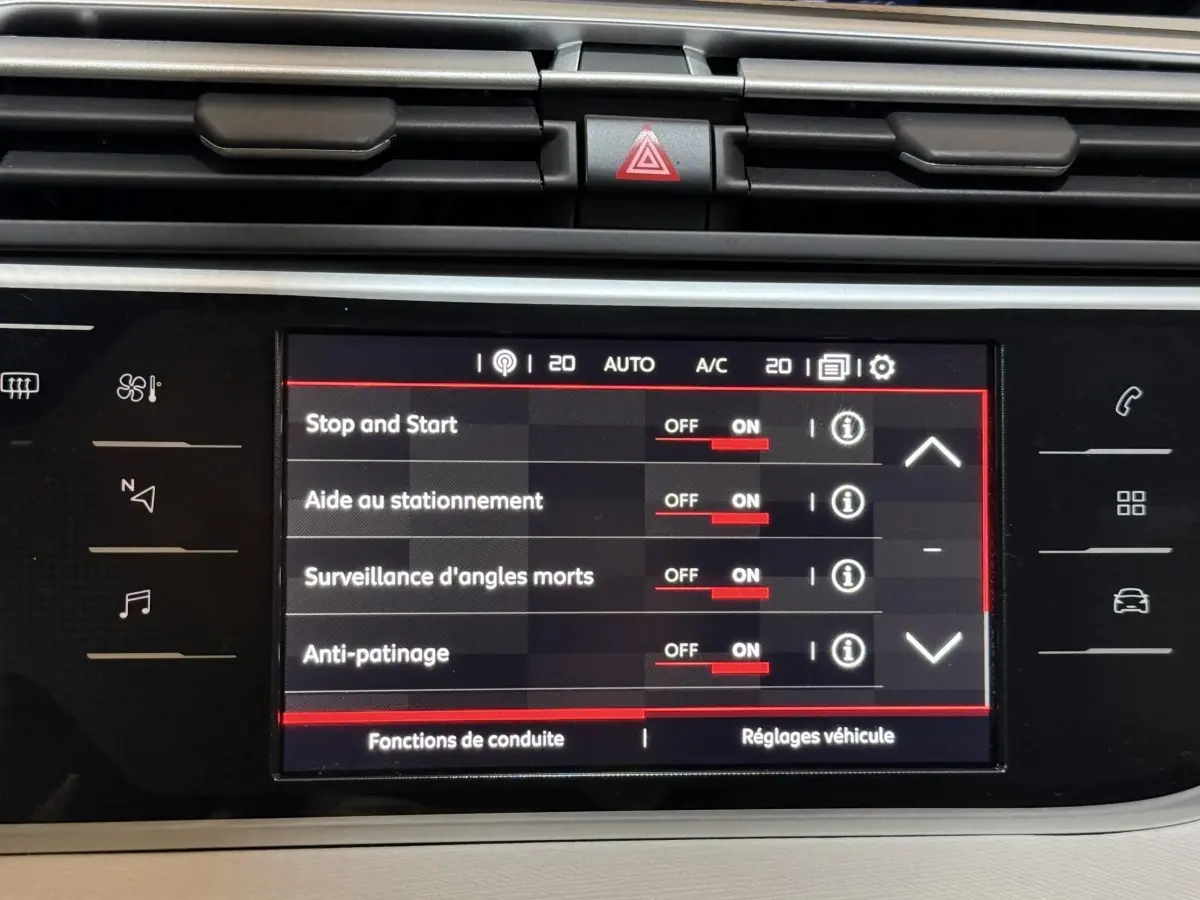 Écran tactile central du tableau de bord du Citroën C4 Spacetourer noir, affichant les réglages d’aides à la conduite.