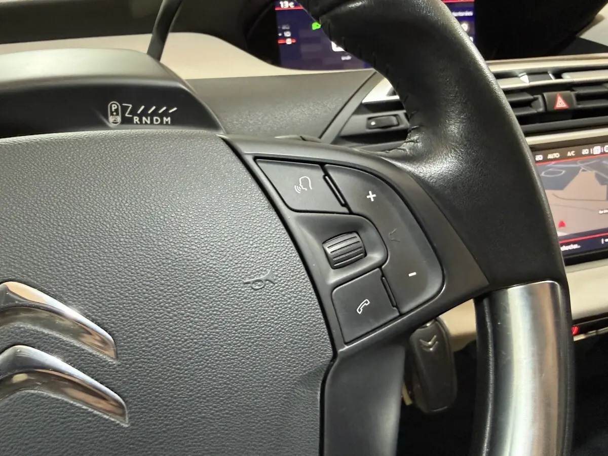 Gros plan sur le volant cuir et alu du Citroën C4 Spacetourer 2020, avec commandes vocales et multimédia visibles.