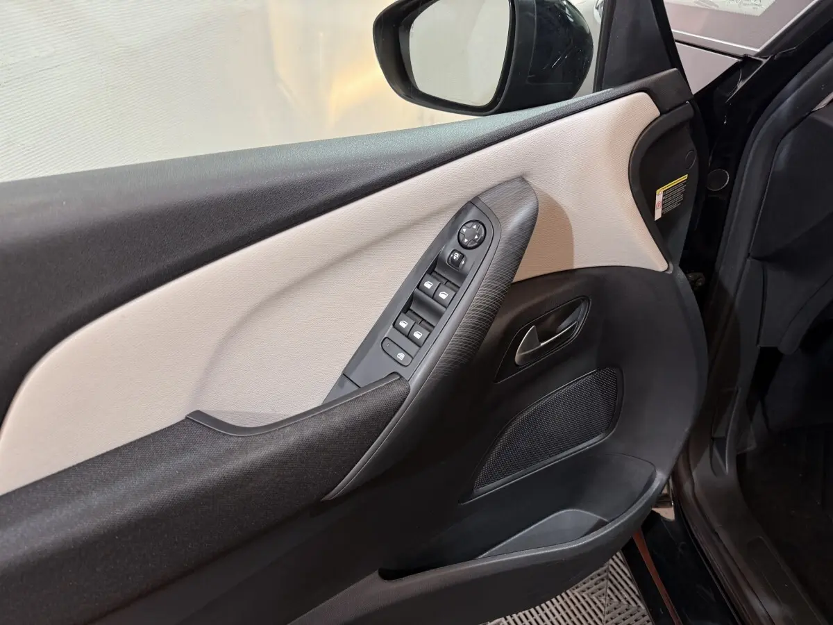 Vue intérieure côté conducteur de la porte noire et beige avec commandes électriques des vitres et rétroviseurs du Citroën C4 Spacetourer.