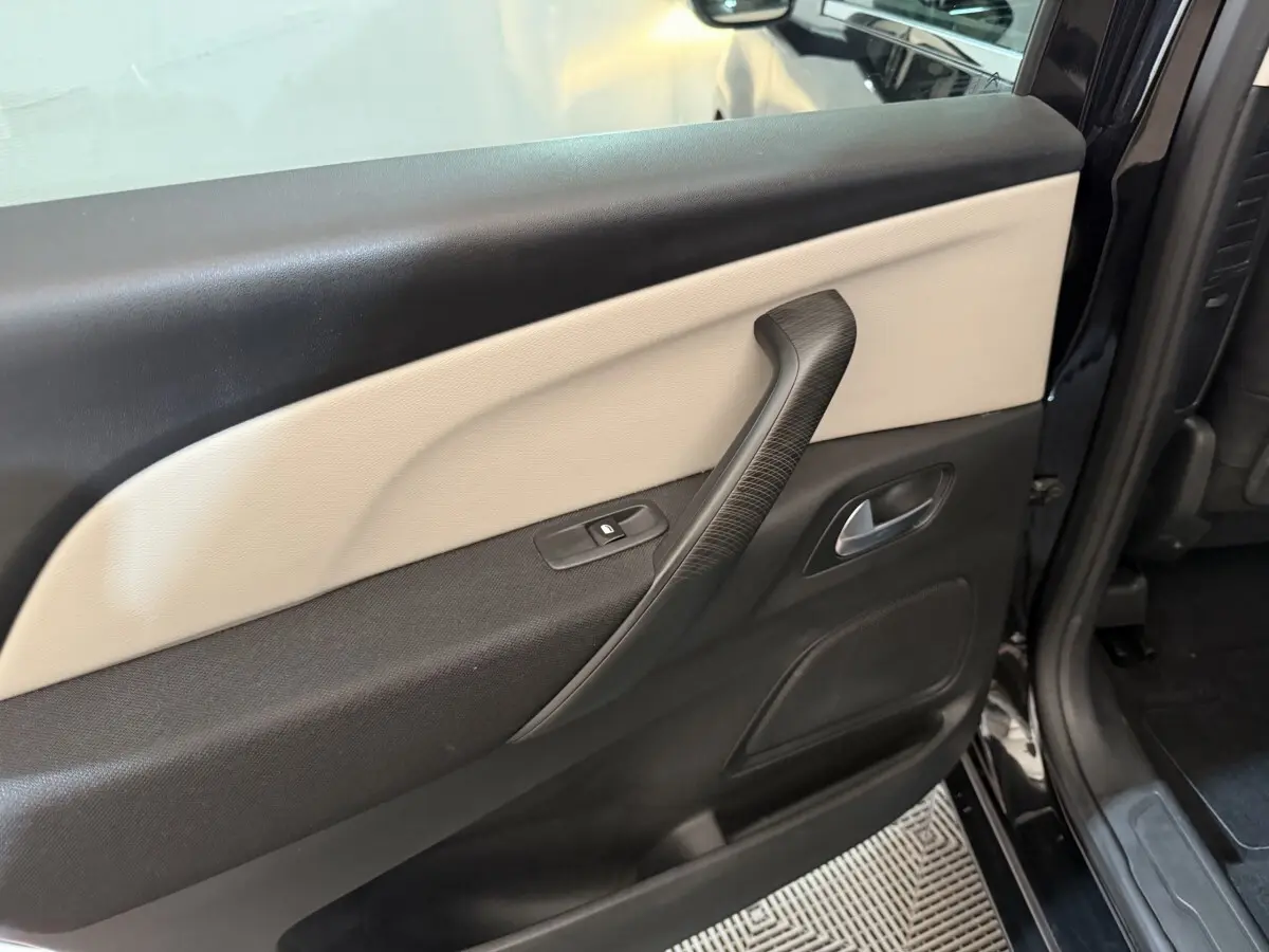 Vue intérieure côté gauche de la porte arrière noire du Citroën C4 Spacetourer 2020 avec habillage bicolore beige et noir.