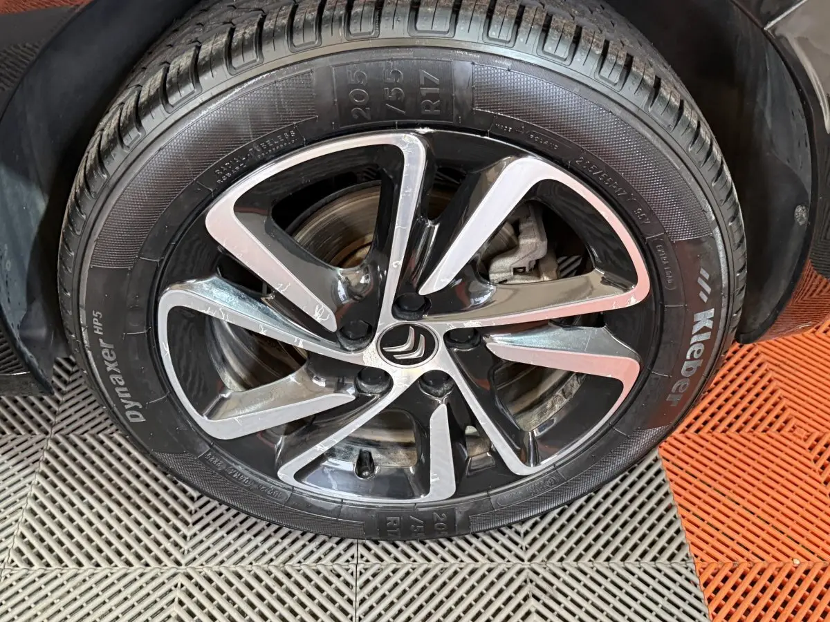 Gros plan sur la jante alliage noire et argentée de la Citroën C4 Spacetourer 2020 avec pneu Kleber sur sol bicolore.