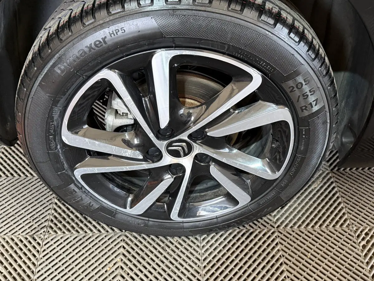 Gros plan sur la jante alliage bicolore noire et argentée d'une Citroën C4 Spacetourer noire, pneu Dynaxer HP5 visible.