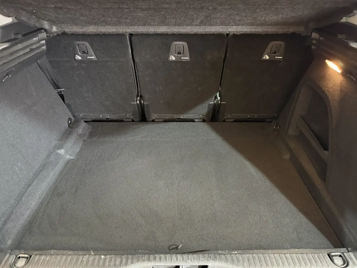 Coffre noir du Citroën C4 Spacetourer 2020 avec sièges arrière individuels rabattus et éclairage latéral.