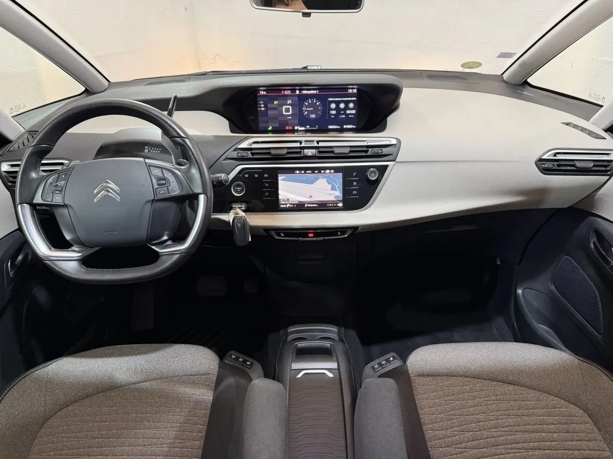 Vue intérieure avant du tableau de bord et volant cuir noir de la Citroën C4 Spacetourer 2020 avec écran tactile et affichage numérique.