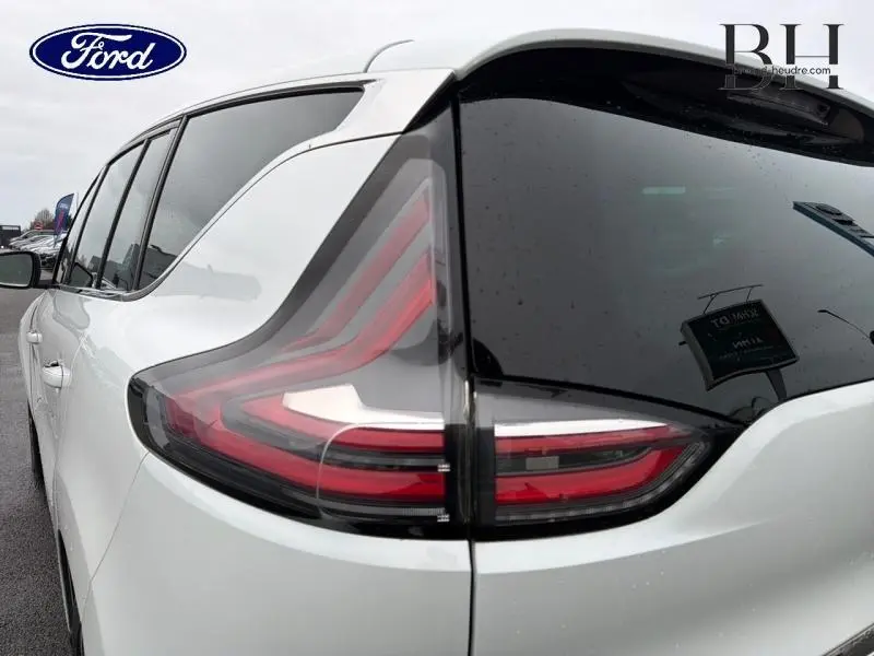 Feu arrière droit en gros plan d'un Renault Espace blanc glacier, avec vitre arrière surteintée et carrosserie lisse.