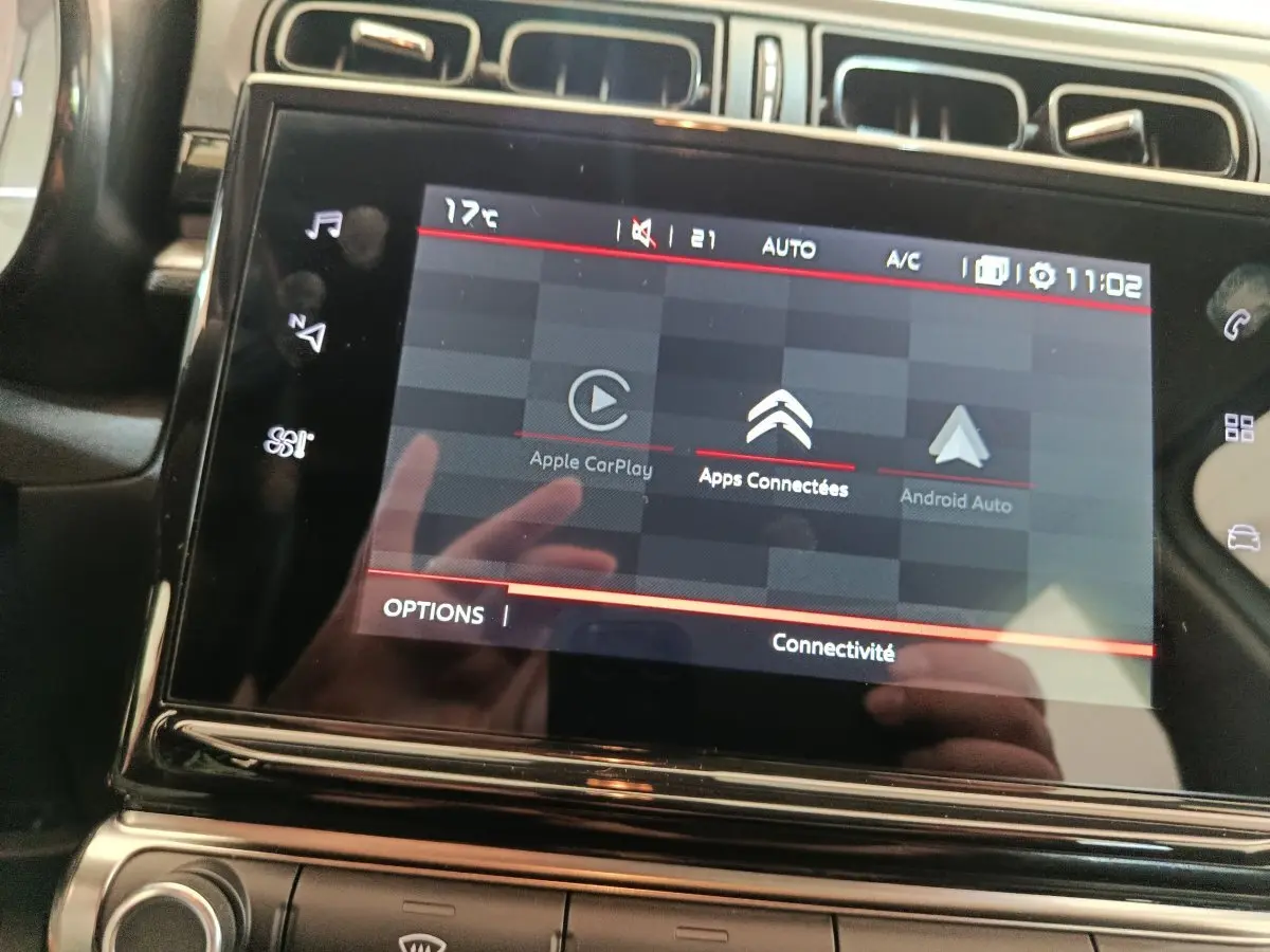 Écran tactile central de la Citroën C3 blanche, affichant les options Apple CarPlay et Android Auto en intérieur.