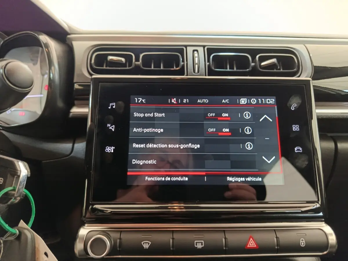 Écran tactile central affichant les réglages de conduite dans l’habitacle noir d’une Citroën C3 blanche.