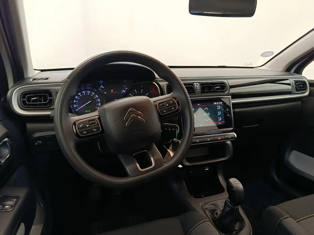 Vue intérieure centrée sur le volant multifonctions et l’écran tactile du tableau de bord de la Citroën C3.