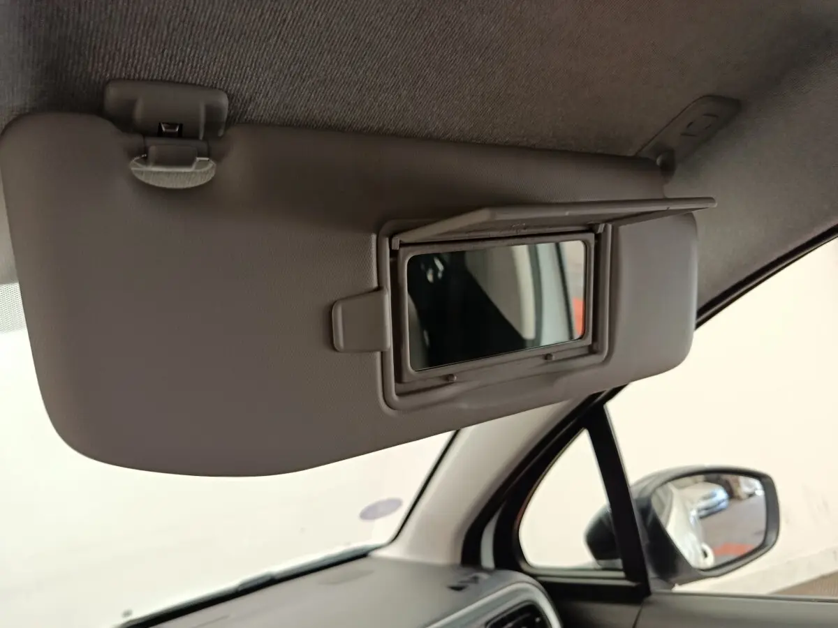 Détail du pare-soleil côté conducteur avec miroir intégré, vue intérieure du Citroën C3 2022 blanc.