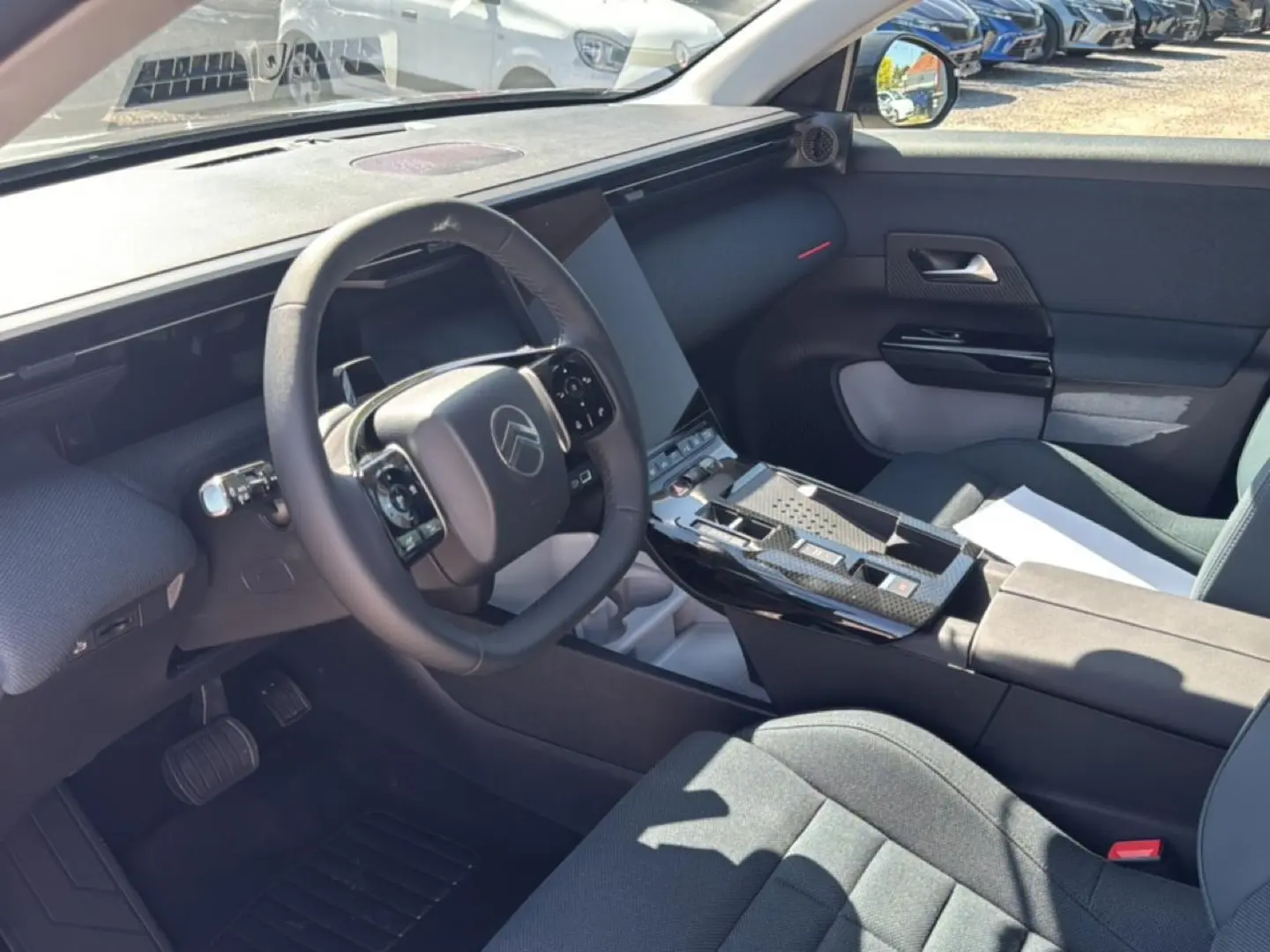 Intérieur côté conducteur du Citroën C5 Aircross 2026, volant multifonction et console centrale avec écran tactile vertical.