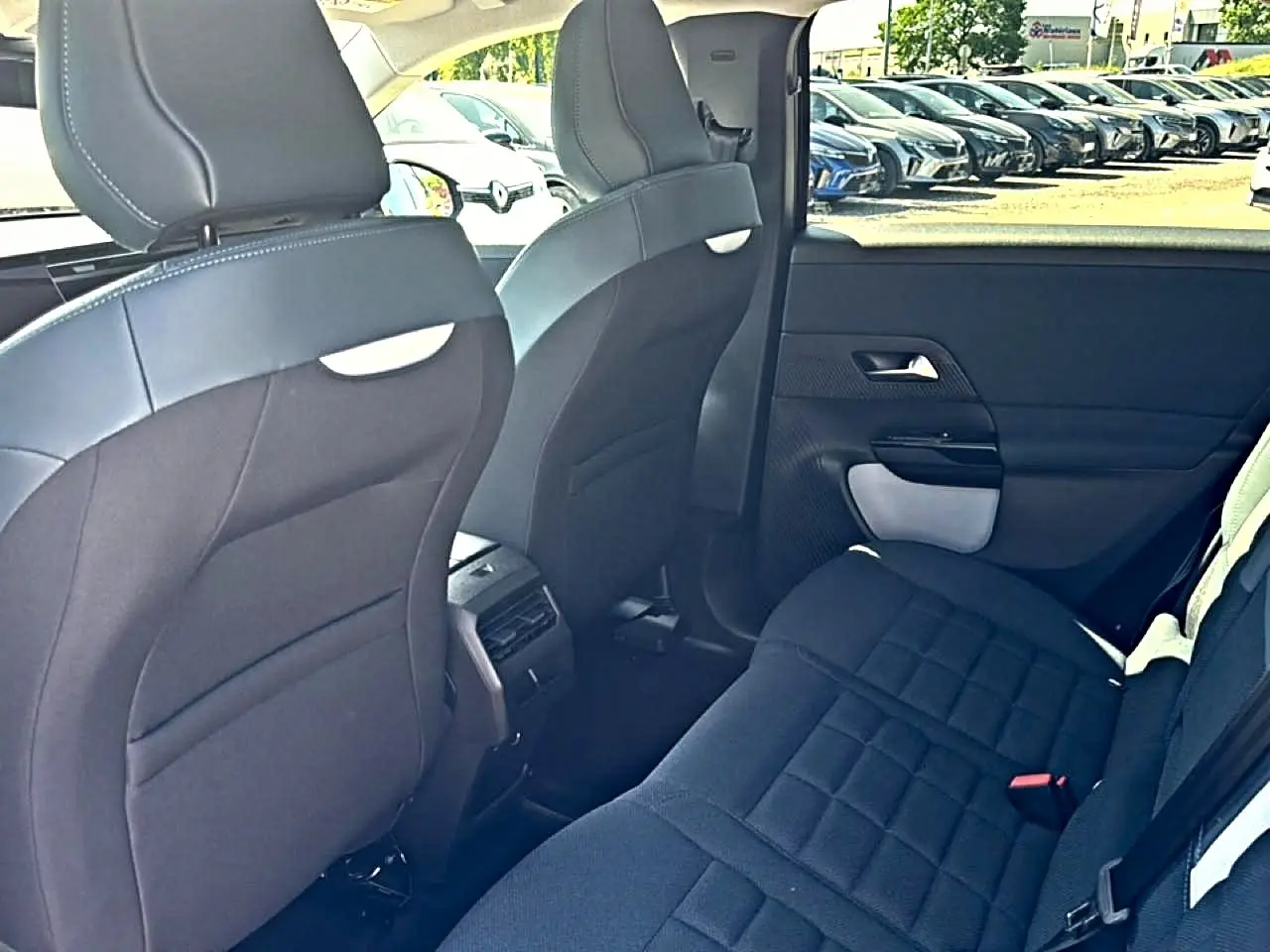 Vue intérieure arrière côté droit du Citroën C5 Aircross gris platinium, montrant la banquette et les dossiers des sièges avant.