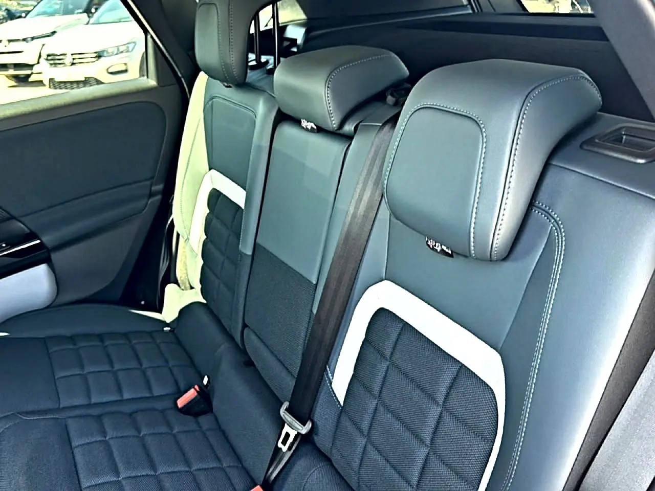 Vue intérieure de la banquette arrière en cuir noir et gris du Citroën C5 Aircross, avec appuie-têtes et ceinture de sécurité.