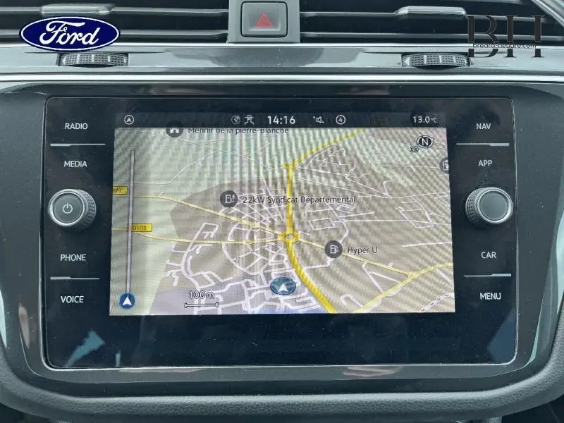 Écran tactile central du Volkswagen Tiguan 1.4 eHybrid 2022 montrant la navigation GPS en mode carte.