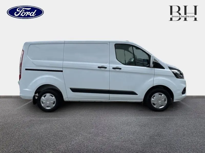 Vue latérale droite d'un Ford Transit Custom Fourgon blanc glacier, avec portes coulissantes et jantes acier.
