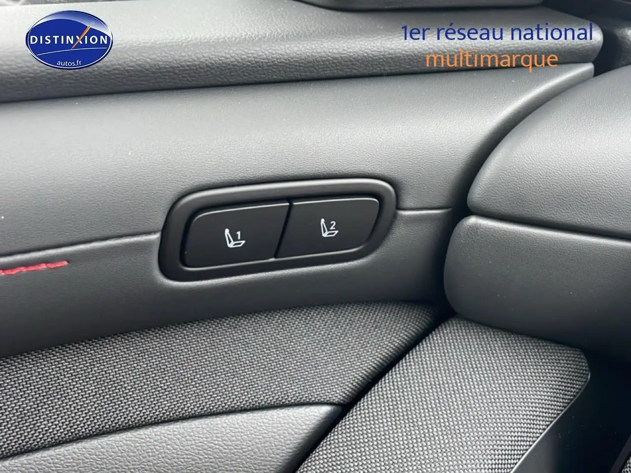 Boutons de mémorisation des sièges sur la portière intérieure en cuir noir du Hyundai Tucson gris ecotronique 2025.