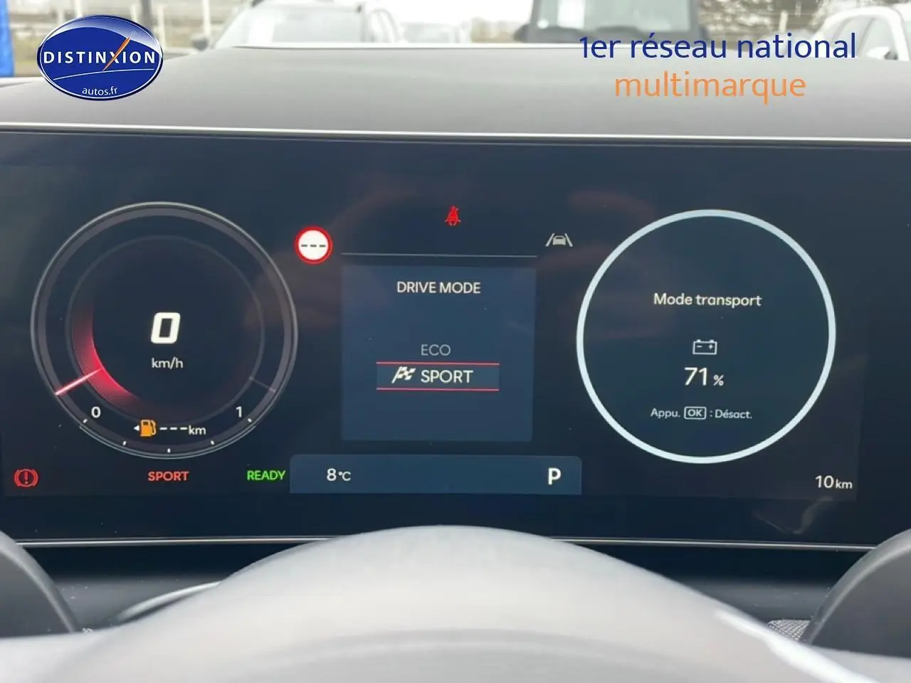 Tableau de bord digital du Hyundai Tucson 2025 affichant mode Sport et batterie à 71%, vue frontale depuis le volant.