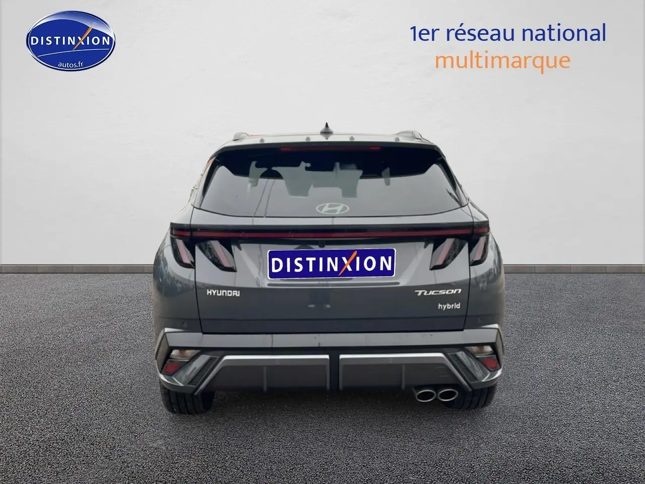 Vue arrière du Hyundai Tucson gris ecotronique avec feux LED et double sortie d’échappement côté droit.