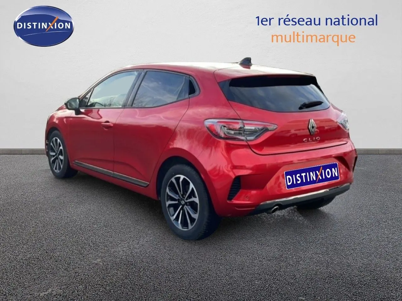 Vue 3/4 arrière droite d'une Renault Clio rouge Désir Métal avec jantes alliage et feux LED distinctifs.