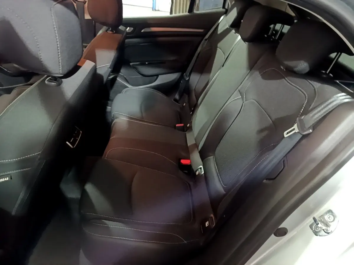 Vue intérieure côté droit sur la banquette arrière noire de la Renault Mégane Business Blue dCi 115 EDC 2021.