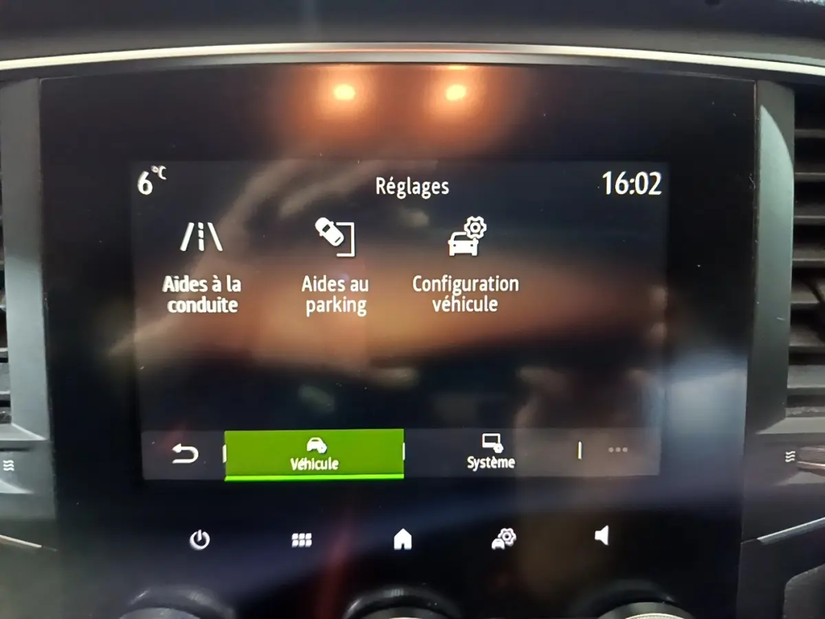 Écran tactile central de la Renault Mégane Business Blue dCi 115 EDC affichant les réglages d'aides à la conduite et au parking.