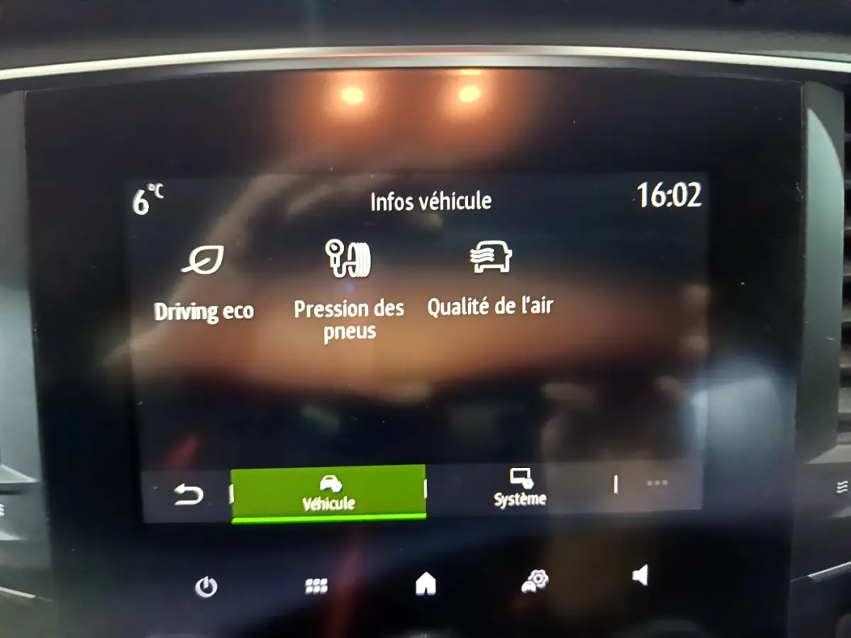 Écran tactile central de la Renault Mégane Business Blue dCi 115 affichant les infos véhicule à 16h02.