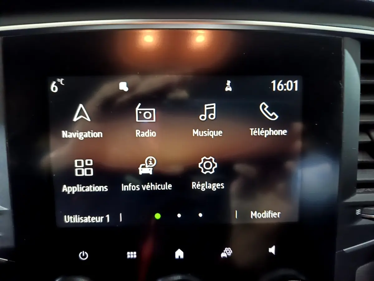 Écran tactile central de 7 pouces affichant navigation, radio, musique et téléphone dans Renault Mégane gris clair.