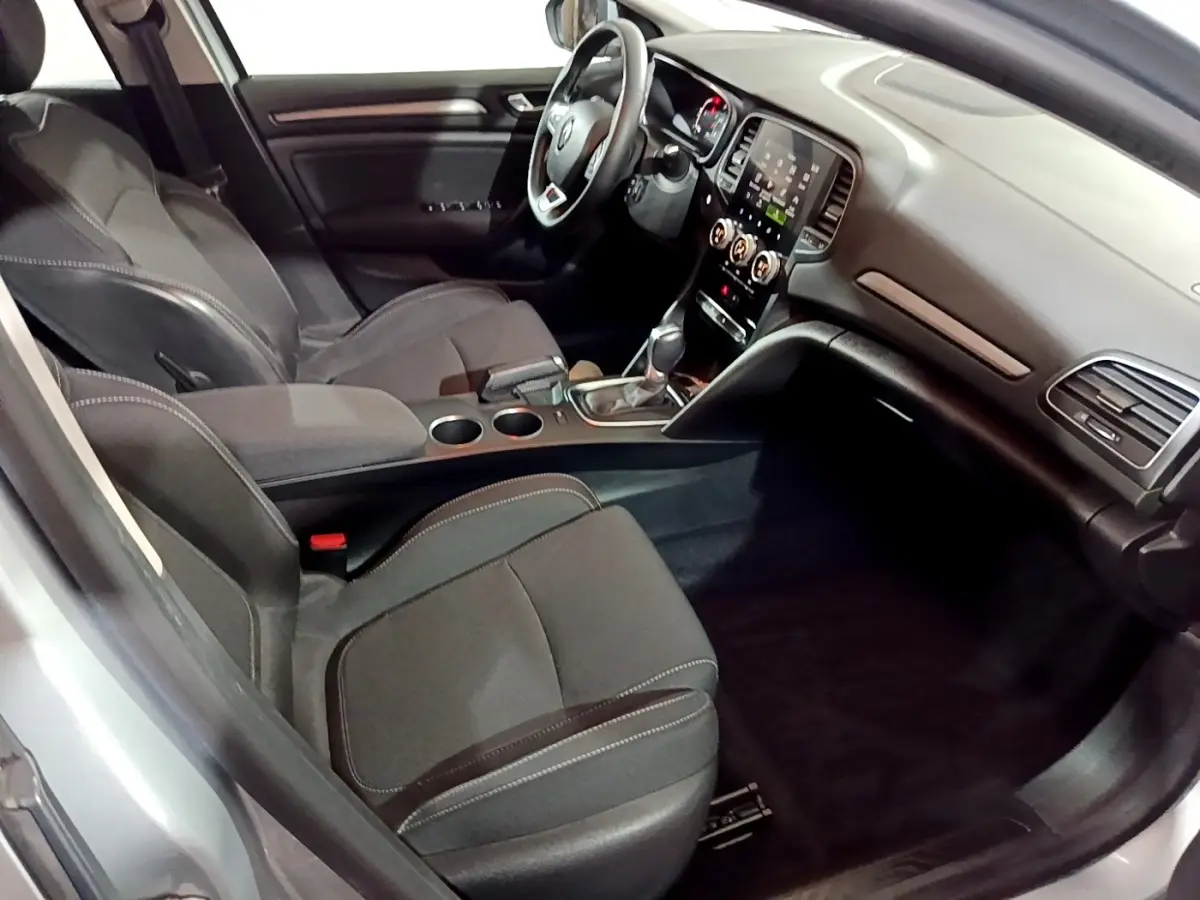 Intérieur de Renault Mégane Business Blue dCi 115 EDC 2021 vu côté conducteur, sièges noirs et écran tactile central.