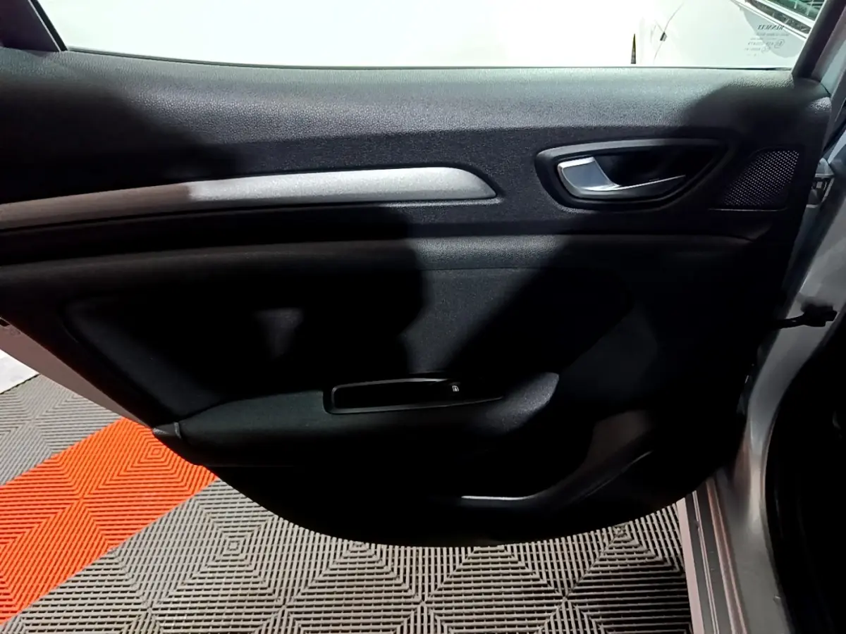 Vue intérieure de la porte arrière droite noire d'une Renault Mégane Business Blue dCi 115 EDC gris clair.