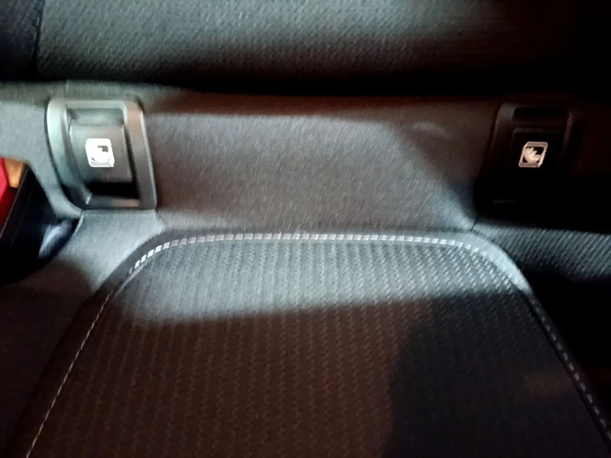 Détail de la banquette arrière noire de la Renault Mégane Business Blue dCi 115 EDC avec fixations Isofix visibles.