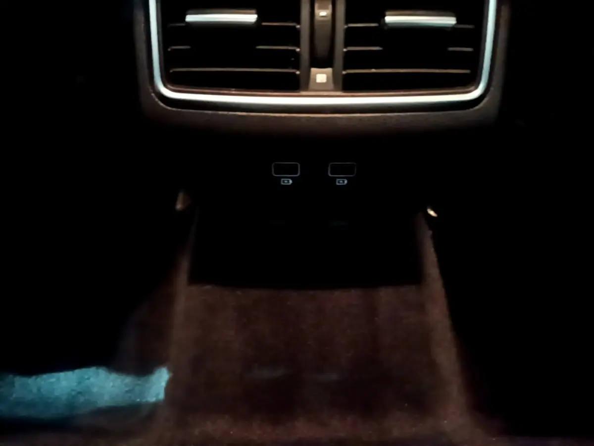 Prise USB arrière sous les aérateurs centraux dans l'habitacle de la Renault Mégane Business Blue dCi 115 EDC gris clair.