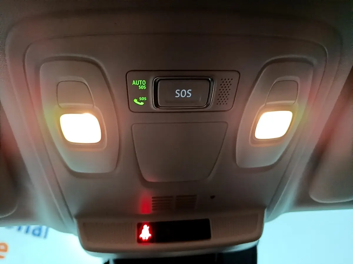 Plafonnier intérieur avec éclairage et bouton SOS actif dans une Renault Mégane Business Blue dCi 115 EDC gris clair.