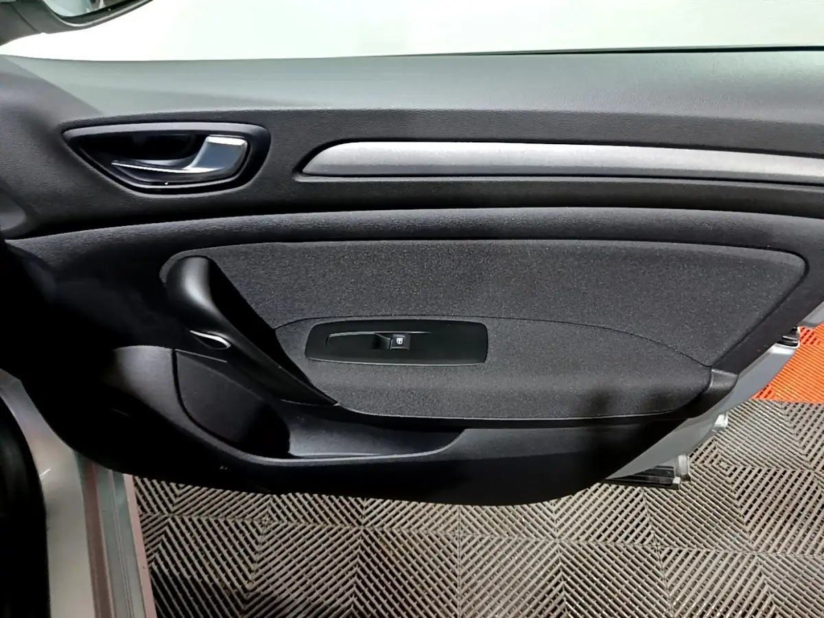 Vue rapprochée de la porte intérieure côté gauche gris clair de la Renault Mégane Business Blue dCi 115 EDC 2021.