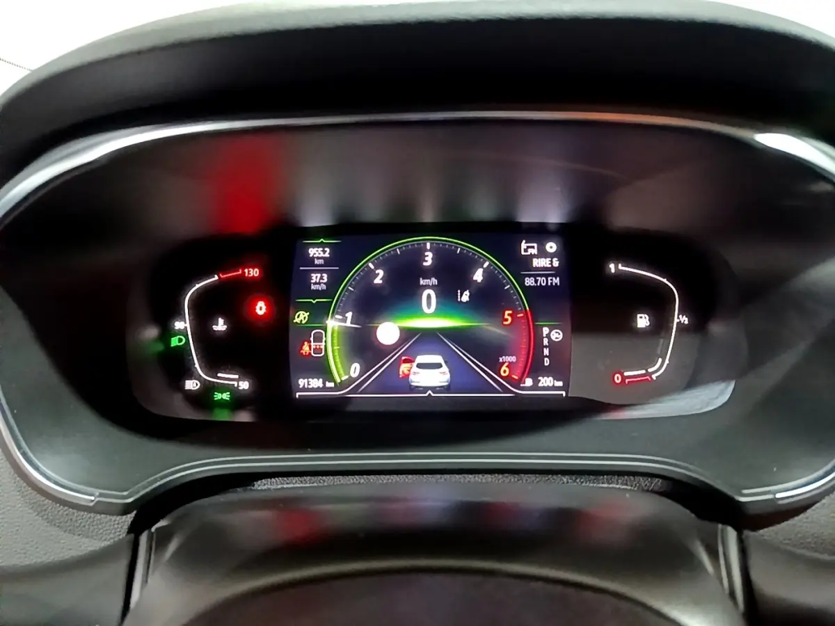 Tableau de bord numérique de Renault Mégane Business Blue dCi 115 EDC 2021 avec affichage multifonctions coloré.