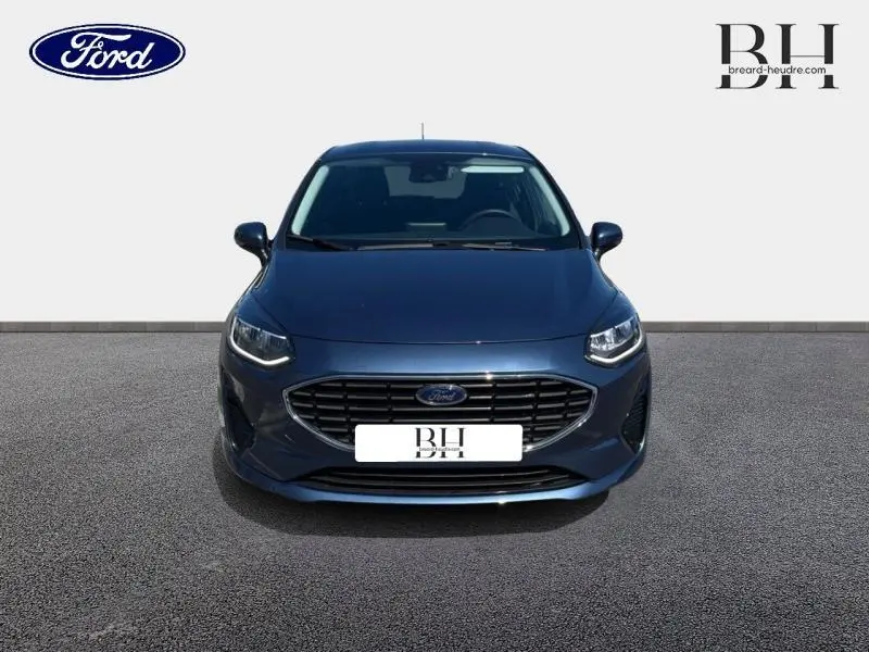 Ford Fiesta 2022 bleu azur métallisé vue de face, calandre chromée et phares LED distinctifs.