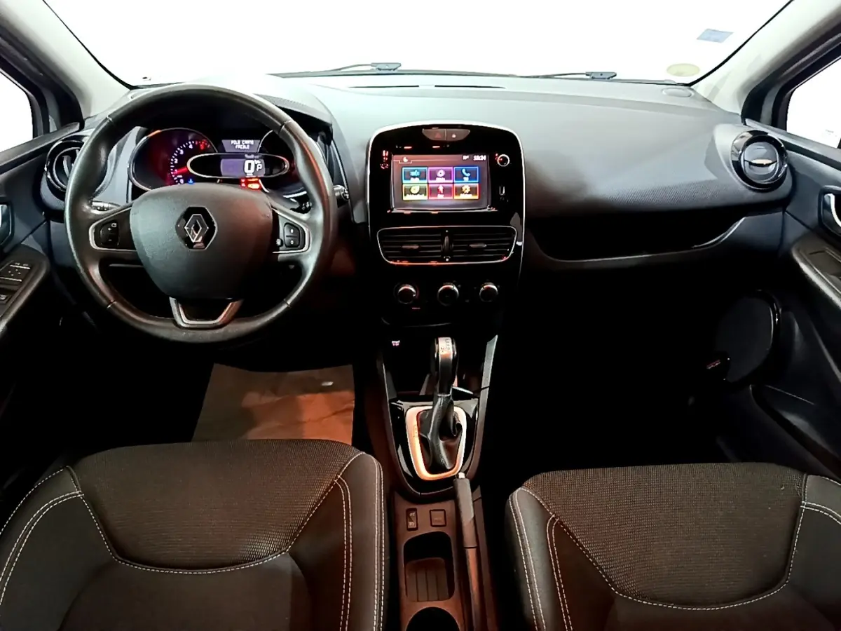 Vue intérieure frontale du tableau de bord et volant cuir noir d'une Renault Clio Business dCi 90 EDC 2018.
