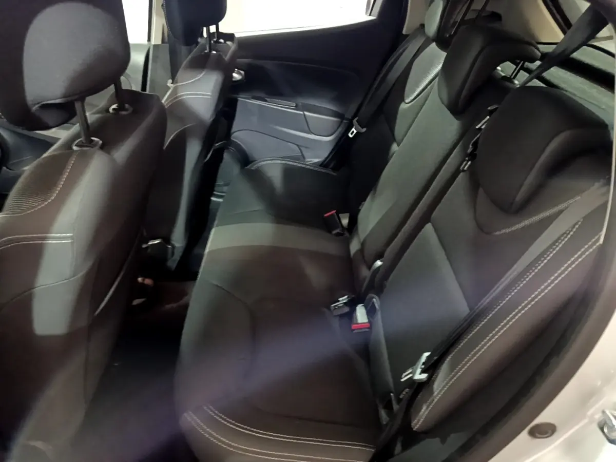 Vue intérieure côté droit des sièges arrière noirs avec surpiqûres blanches de la Renault Clio Business dCi 90 EDC 2018.