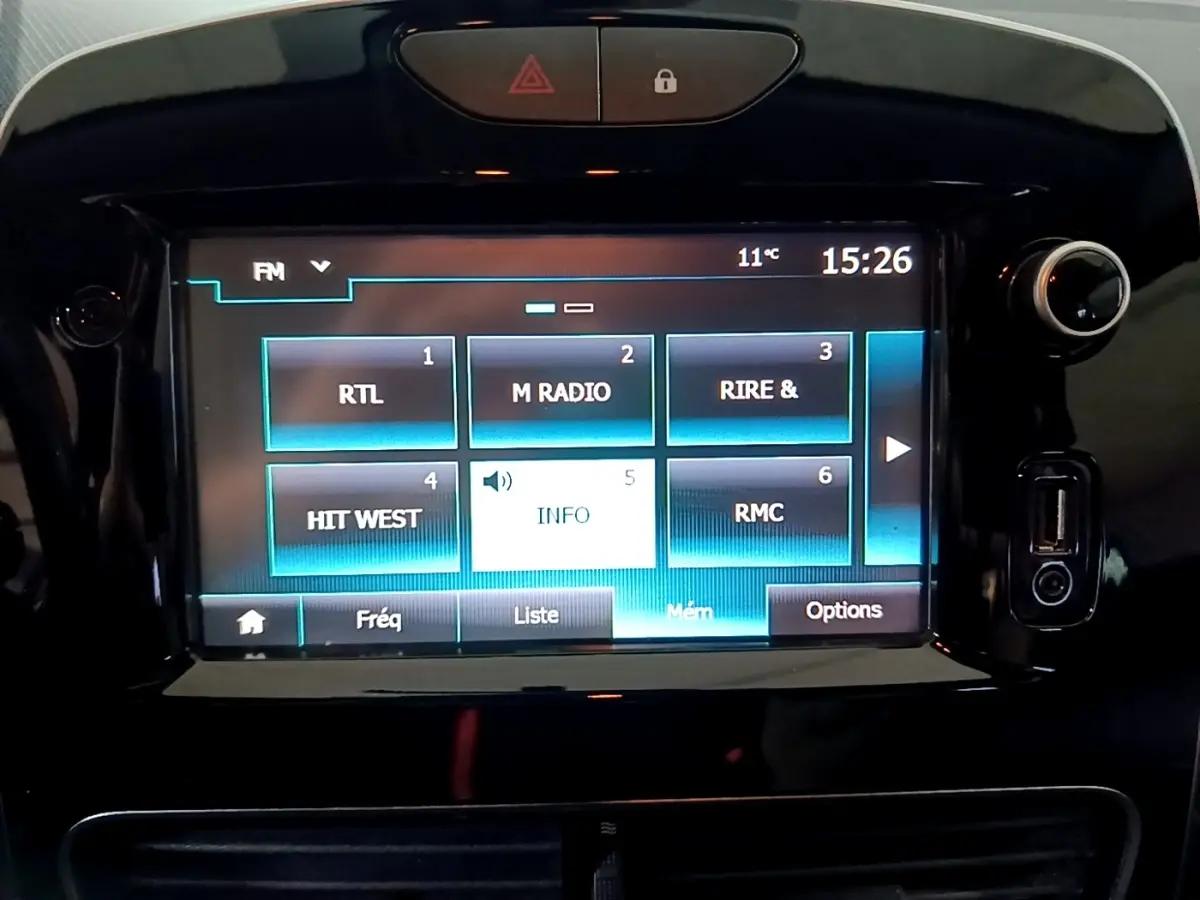 Écran tactile central de la Renault Clio Business gris clair 2018 affichant les stations radio FM.