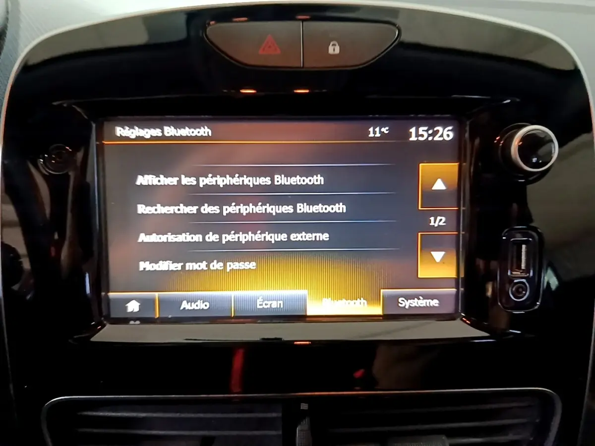 Écran tactile central de la Renault Clio Business 2018 affichant les réglages Bluetooth, entouré de la console noire brillante.