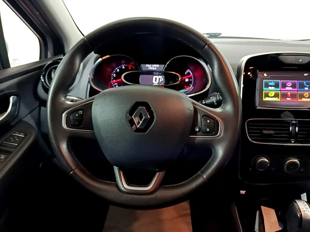 Vue intérieure centrée sur le volant cuir multifonctions et le tableau de bord avec écran tactile de la Renault Clio Business 2018.