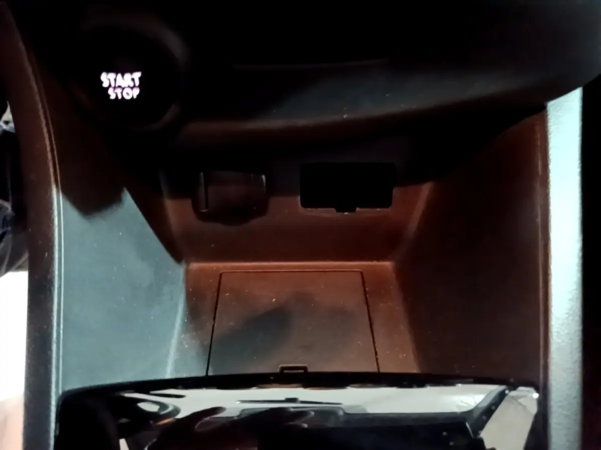 Gros plan sur la console centrale de la Renault Clio Business 2018, bouton Start/Stop visible en haut à gauche.